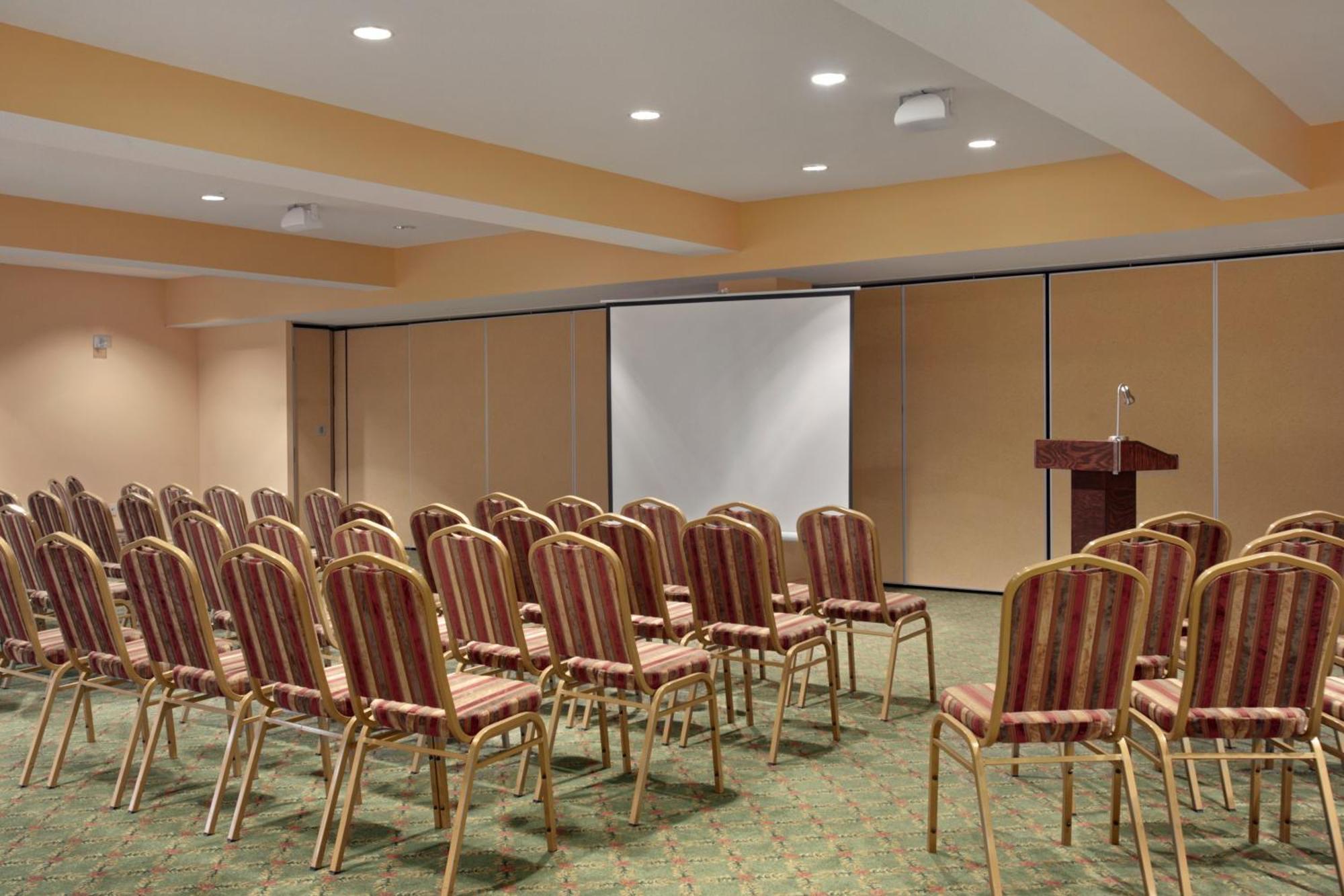 Days Inn By Wyndham Oromocto Conference Centre Εξωτερικό φωτογραφία
