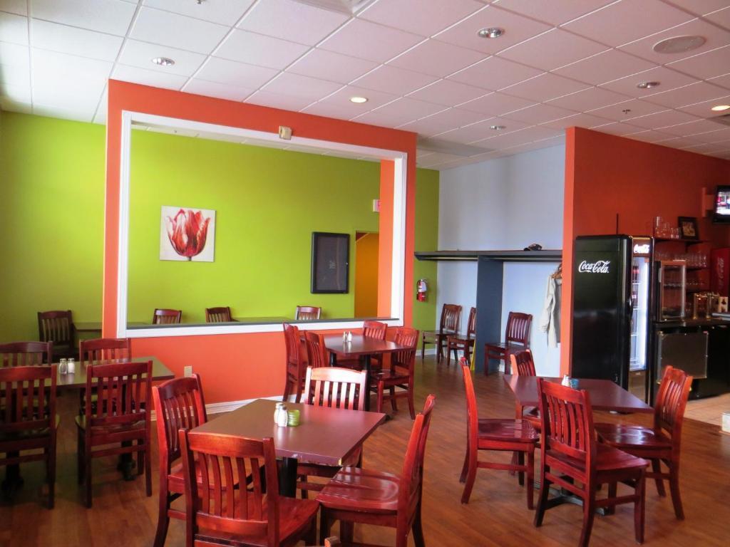 Days Inn By Wyndham Oromocto Conference Centre Εξωτερικό φωτογραφία