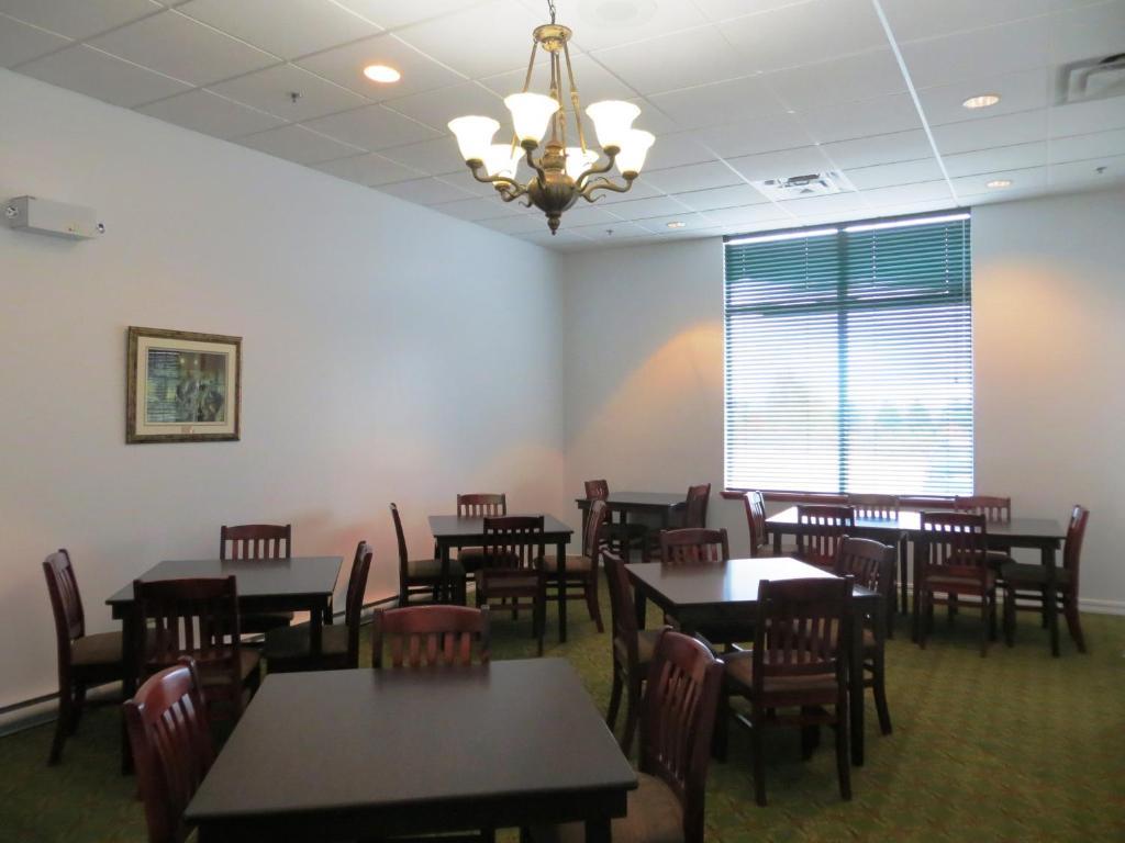 Days Inn By Wyndham Oromocto Conference Centre Εξωτερικό φωτογραφία